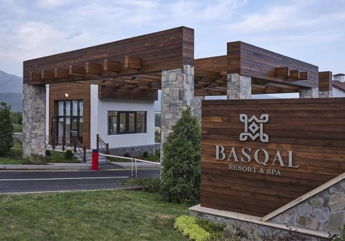 BasqalBasqal Resort & SPA的当地度假胜地和Spa的标志