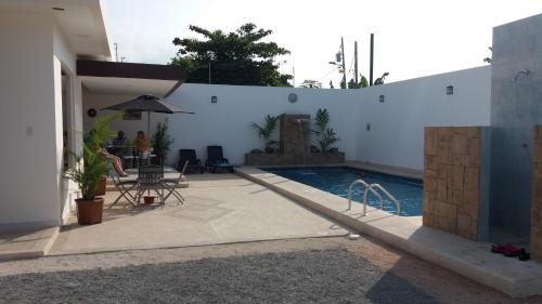 通苏帕LA ESCONDIDA的一座带游泳池和桌椅的房子