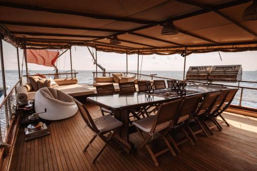 巴勒莫Sicily Sea Charter HANDE CAPO GALERA的船上的用餐区,配有桌椅
