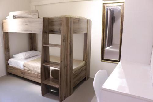 托舵道斯Valmarin Seafront Apartments的一间卧室配有一张带镜子的双层床