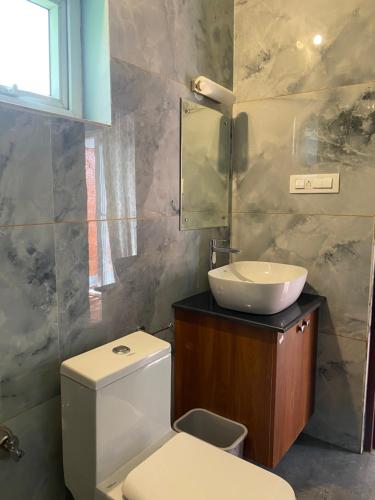 马迪凯里FernHills coorg的浴室配有白色卫生间和盥洗盆。