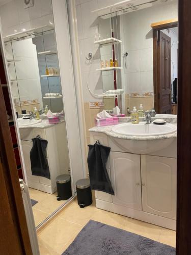 Chailly-en-BièreChambre d’hôte的一间带水槽和镜子的浴室