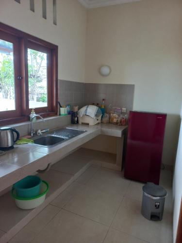 甘地达萨艾堡隆度假村的厨房设有水槽和窗户。