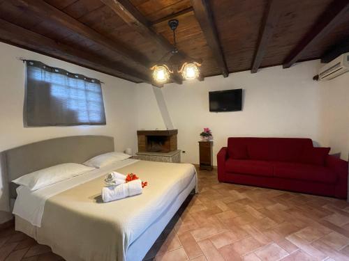 菲乌米奇诺La CASETTA di Antonietta的一间卧室配有一张床和一张红色的沙发