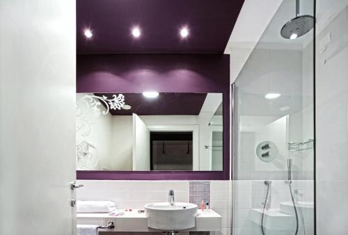 卡萨诺韦米兰马尔彭萨机场创意酒店的一间带水槽和镜子的浴室