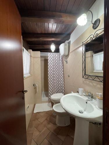菲乌米奇诺La CASETTA di Antonietta的浴室配有白色水槽和卫生间。