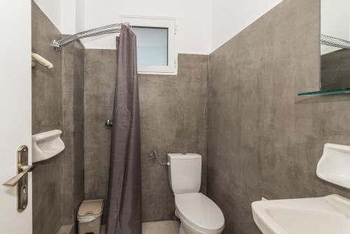 利萨基亚奥迪西斯公寓的一间带卫生间、水槽和窗户的浴室