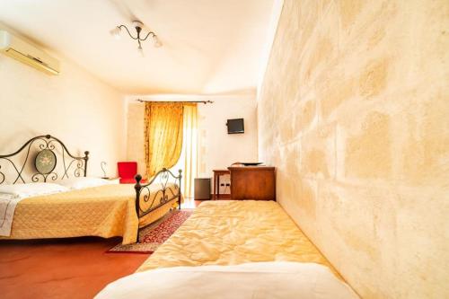 圣埃拉莫因科莱B&B Villa Flora的一间卧室设有一张床和一面墙