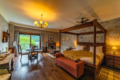 雷特芬莱The Whispering Pine Lodge的一间卧室配有一张天蓬床和一张书桌