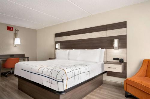列克星敦La Quinta Inn Lexington-Horse Park的配有一张床和一张书桌的酒店客房