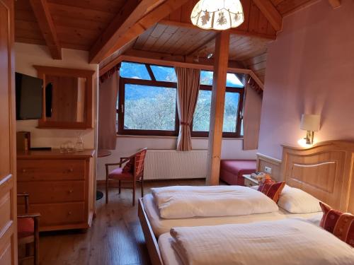 圣斯蒂凡安德Karnischer Hof的一间卧室设有两张床和窗户。