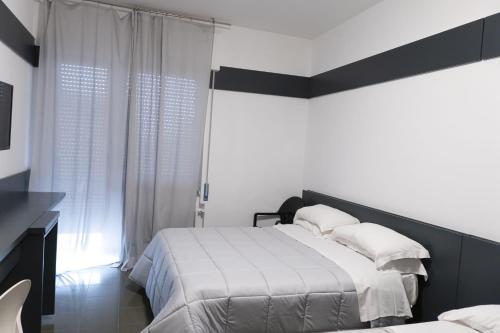 阿韦尔萨Hotel del Sole-Aversa的一间卧室设有一张大床和一个窗户。
