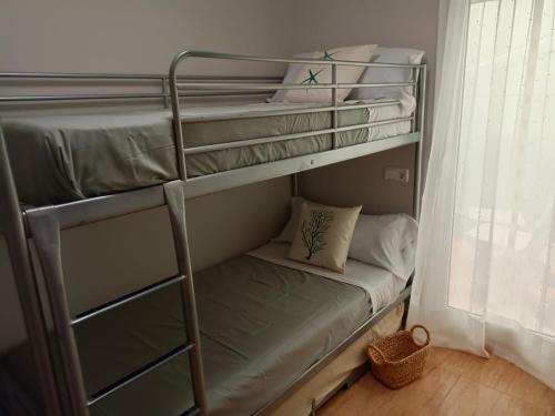 莱斯卡瑟斯-达尔卡纳Les Palmeres Centre的带双层床的客房中的一张双层床,冒着险