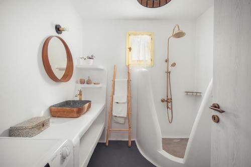 Megálon KhoríonLivas Residence的白色的浴室设有水槽和淋浴。