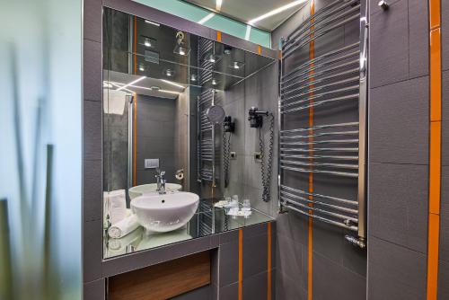 加尔多尼维塔尔那提斯酒店的一间带水槽和镜子的浴室