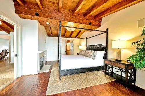 拉古纳海滩Cliff Dr View的一间卧室设有天蓬床和木制天花板
