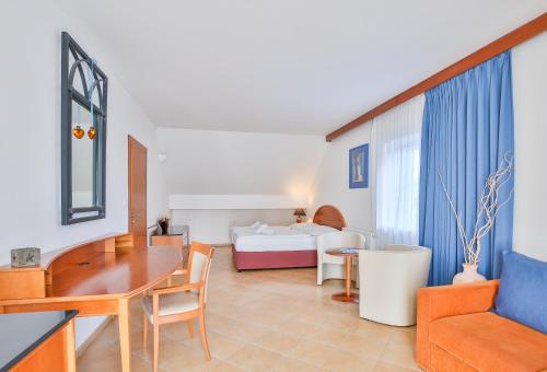 普雷迪尼维托Hotel Barborka的客厅配有桌子和床。