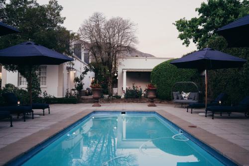 弗朗斯胡克客房宾馆的庭院内带椅子和遮阳伞的游泳池