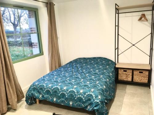昂热Angers, La Belle De Maine的卧室配有蓝色的睡床