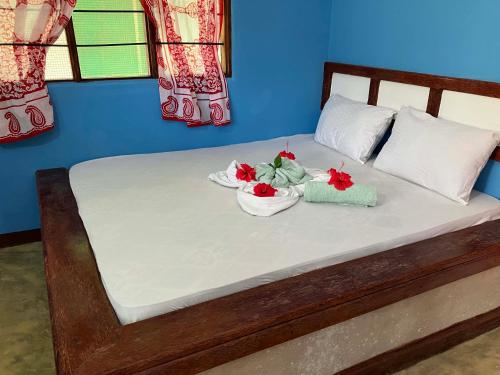 米查维Mount Zion Lodge的床上放着两碗鲜花