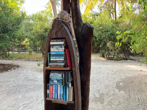米查维Mount Zion Lodge的书架在树上,书架上