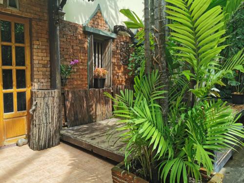 曼谷Sri Ayuttaya Guesthouse的门廊,有植物和门的房屋