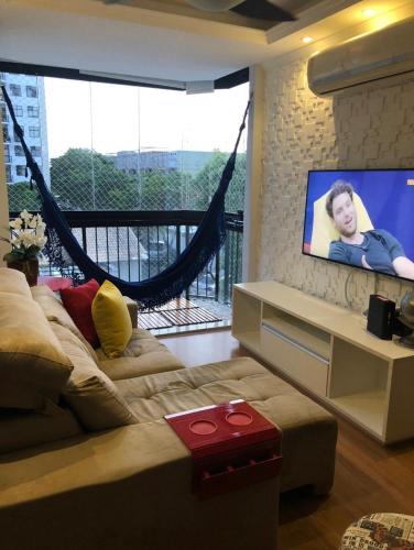 里约热内卢Casa Mag :)的带沙发和平面电视的客厅