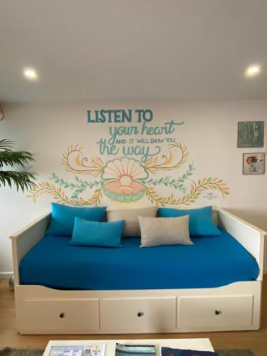 埃斯波森迪Hostel Eleven的卧室配有一张壁画床