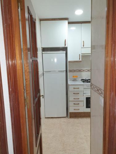 赫塔费Hermosa Habitación A individual. Getafe centro.Cerca del metro y Renfe的厨房配有白色橱柜和冰箱。