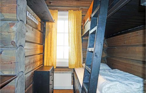 斯朱森3 Bedroom Cozy Home In Sjusjen的一间卧室配有双层床和窗户。