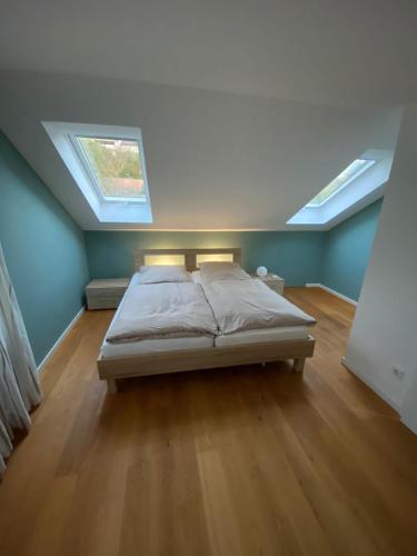 GoldkronachFerienwohnung Brigitte的一间卧室配有一张床和两个天窗