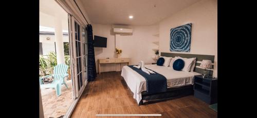 锡基霍尔Suite Princess Beach Resort的一间带大床的卧室和一个阳台