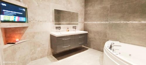 伦敦First floor Flat 1 Northwood的浴室配有盥洗盆、卫生间和浴缸。