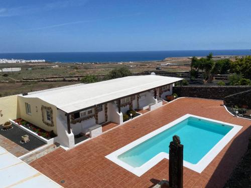 TabayescoClub JM Lanzarote的屋顶上设有游泳池的房子