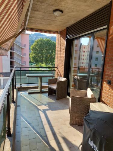 卢加诺Da GianFi Lugano-Pregassona - Stanza privata - Adults Only的大楼内的阳台配有桌椅