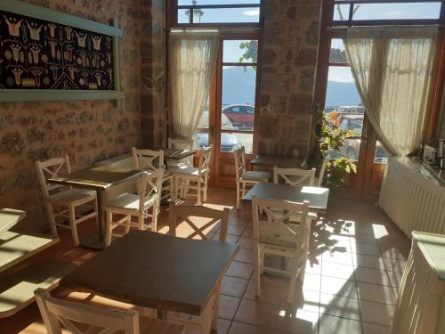 阿拉霍瓦帕纳索斯酒店的餐厅设有桌椅和窗户。