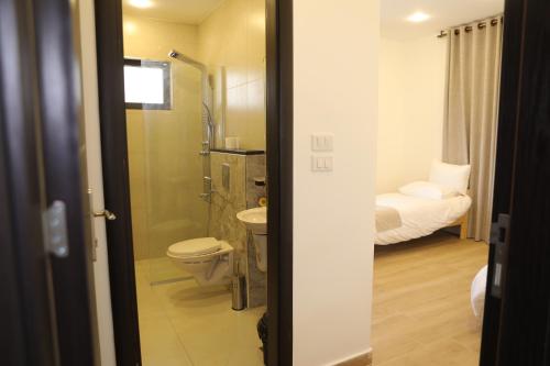索瓦马Follow Sea Villa的一间带卫生间、水槽和床的浴室