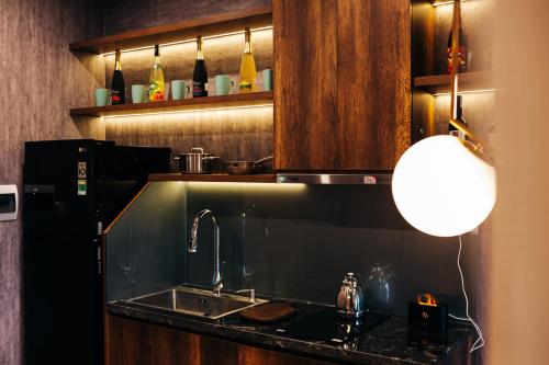 河内Apastar Luxury - Vinhomes Smart City的厨房配有水槽和冰箱