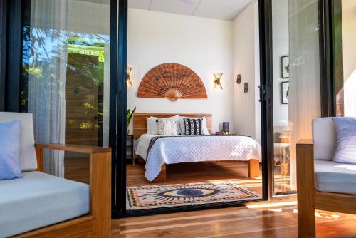 别霍港La Prometida的一间卧室设有一张床和一个滑动玻璃门
