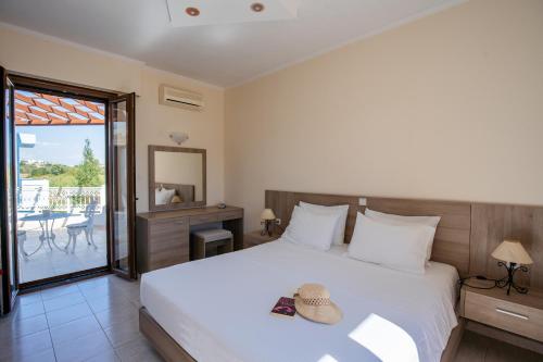 科林比亚12岛别墅酒店的一间卧室,配有一张床,上面有帽子