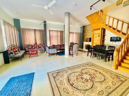 卢克索Ali Luxury Villa的一间客厅,地板上铺有地毯