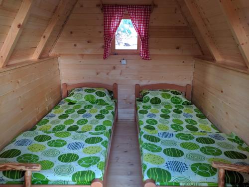 特雷比涅Rural Tourism/Ruralni Turizam Kisin的小木屋阁楼内的两张床