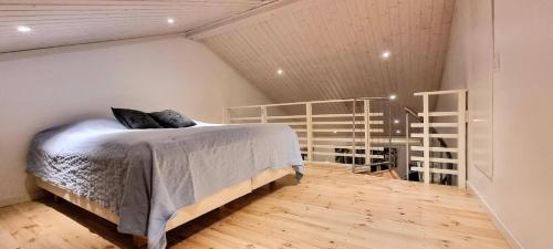 库萨莫Elegantti studio lähellä Kuusamon keskustaa的卧室配有一张床