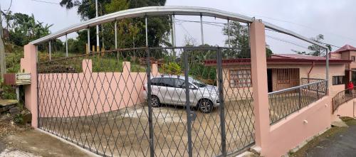San MarcosCasa entre la naturaleza的把车停在房子里的大门