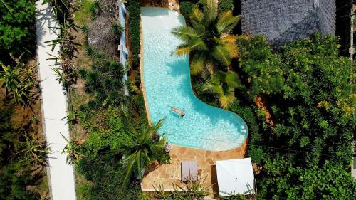 吉汶瓦ARYA Boutique Resort的游泳池的顶部景色,里面的人