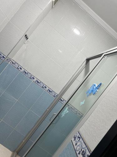 丹吉尔Appartement Tanger的浴室里的玻璃窗户上贴着蓝色的标签