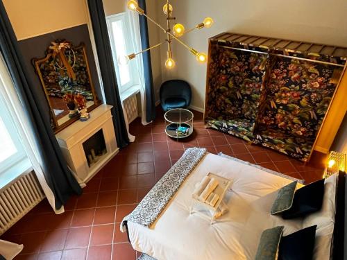 里米尼LaMalatestina Suite - Apartment in front of the Castle的客厅设有一张床和一个壁炉