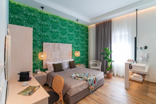 罗德镇Naillac Boutique Hotel的一间卧室设有一张床和绿色的墙壁
