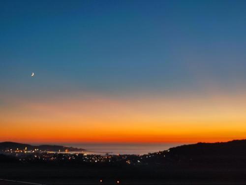 巴尔Holiday home N&S的夕阳,月亮在天空中