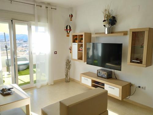 隆达Ático Rilque的客厅设有壁挂式平面电视。